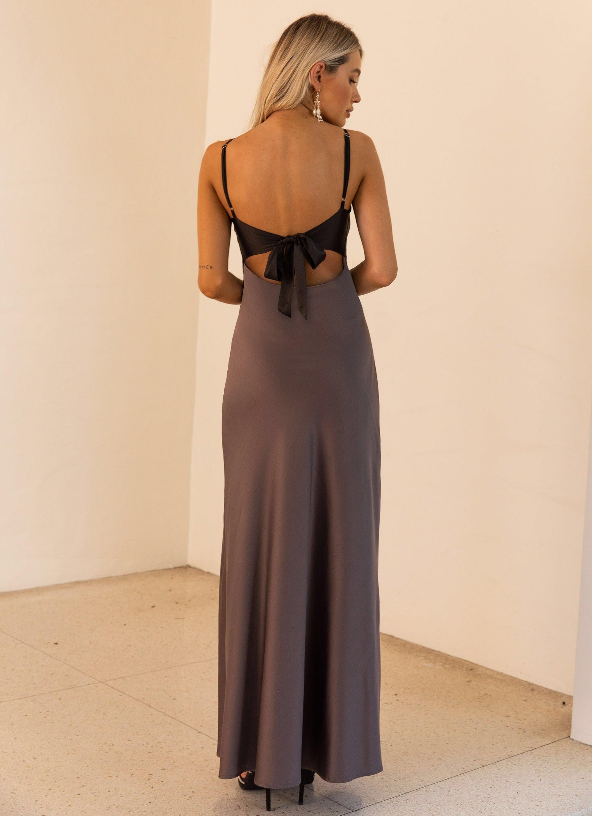 Satin-Maxikleid mit tiefem Rückenausschnitt und Spaghettiträgern