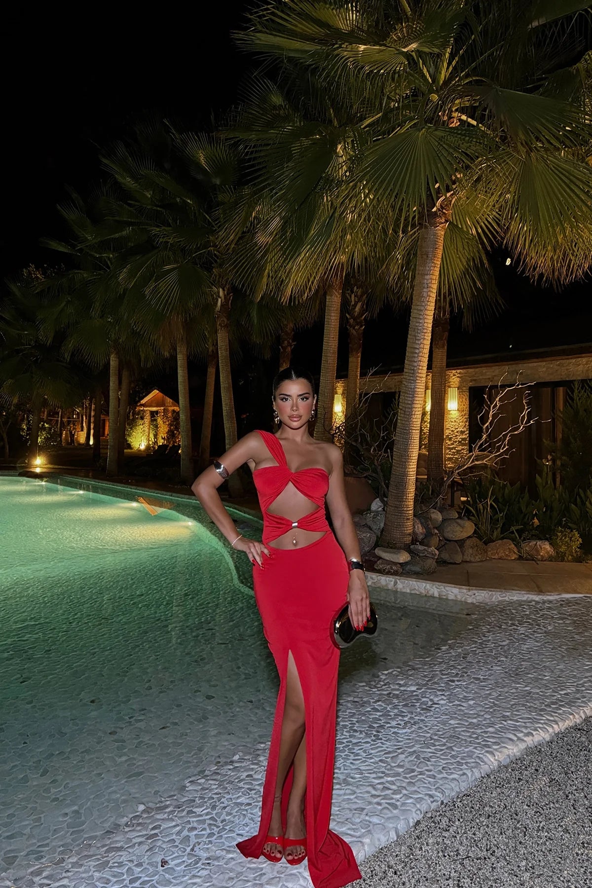 Langes Abendkleid mit Cut-Outs & Schlitz – Eleganz in Rot