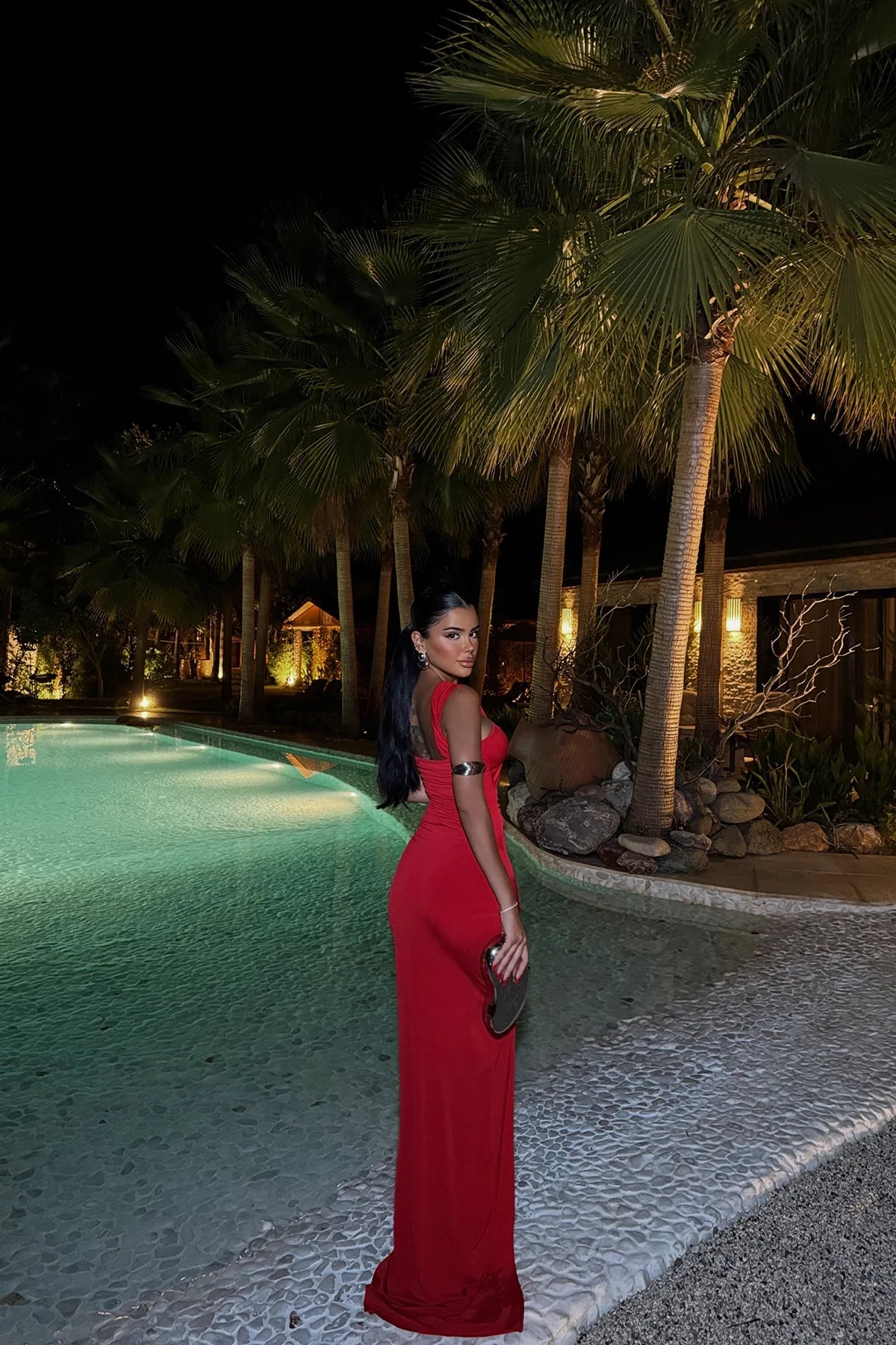 Langes Abendkleid mit Cut-Outs & Schlitz – Eleganz in Rot