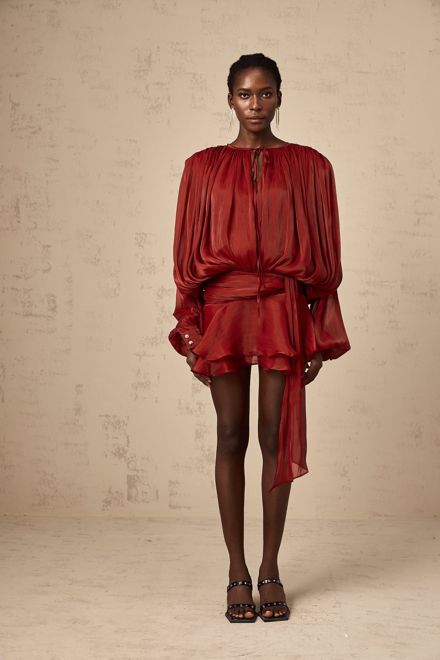 Rotes Mini-Kleid mit Rüschen – Verspielt & Elegant