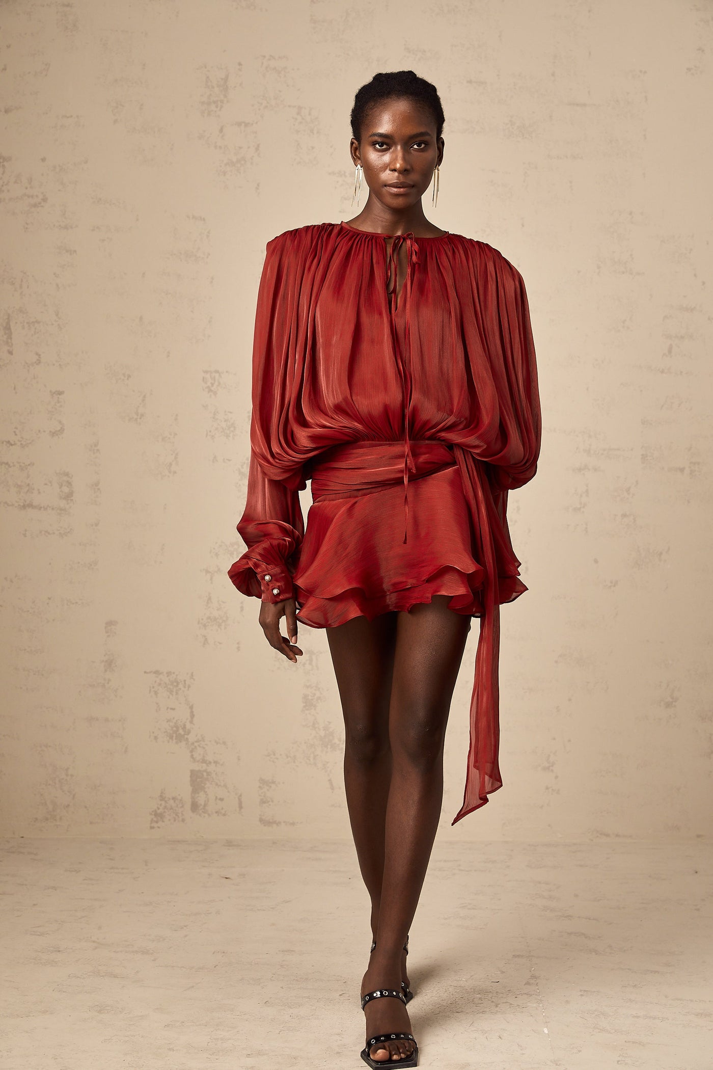Rotes Mini-Kleid mit Rüschen – Verspielt & Elegant