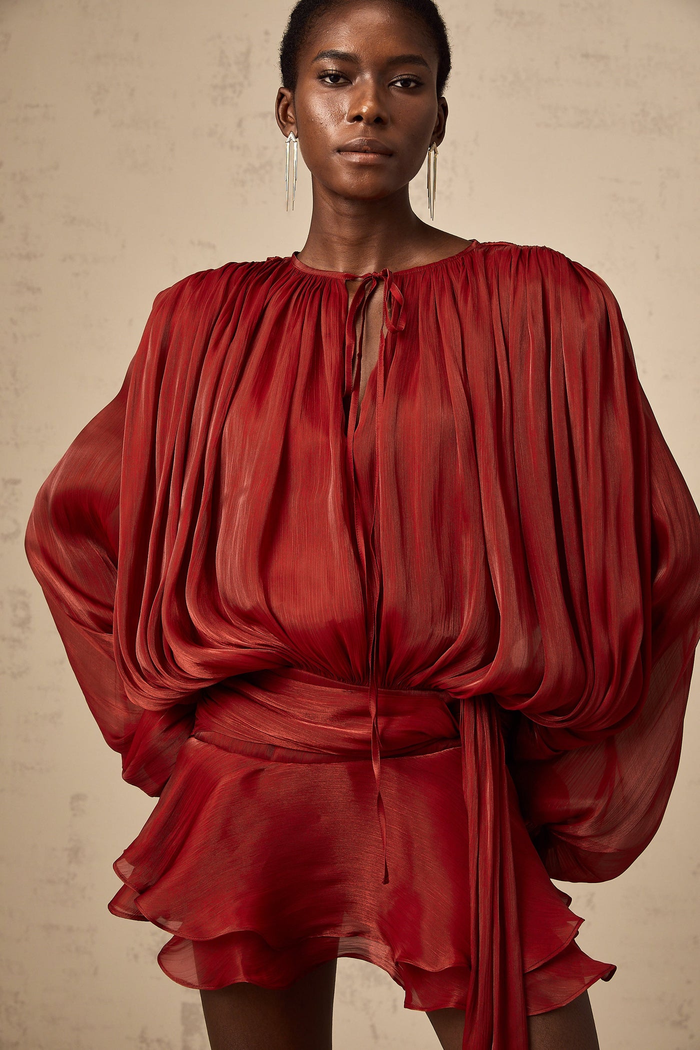 Rotes Mini-Kleid mit Rüschen – Verspielt & Elegant