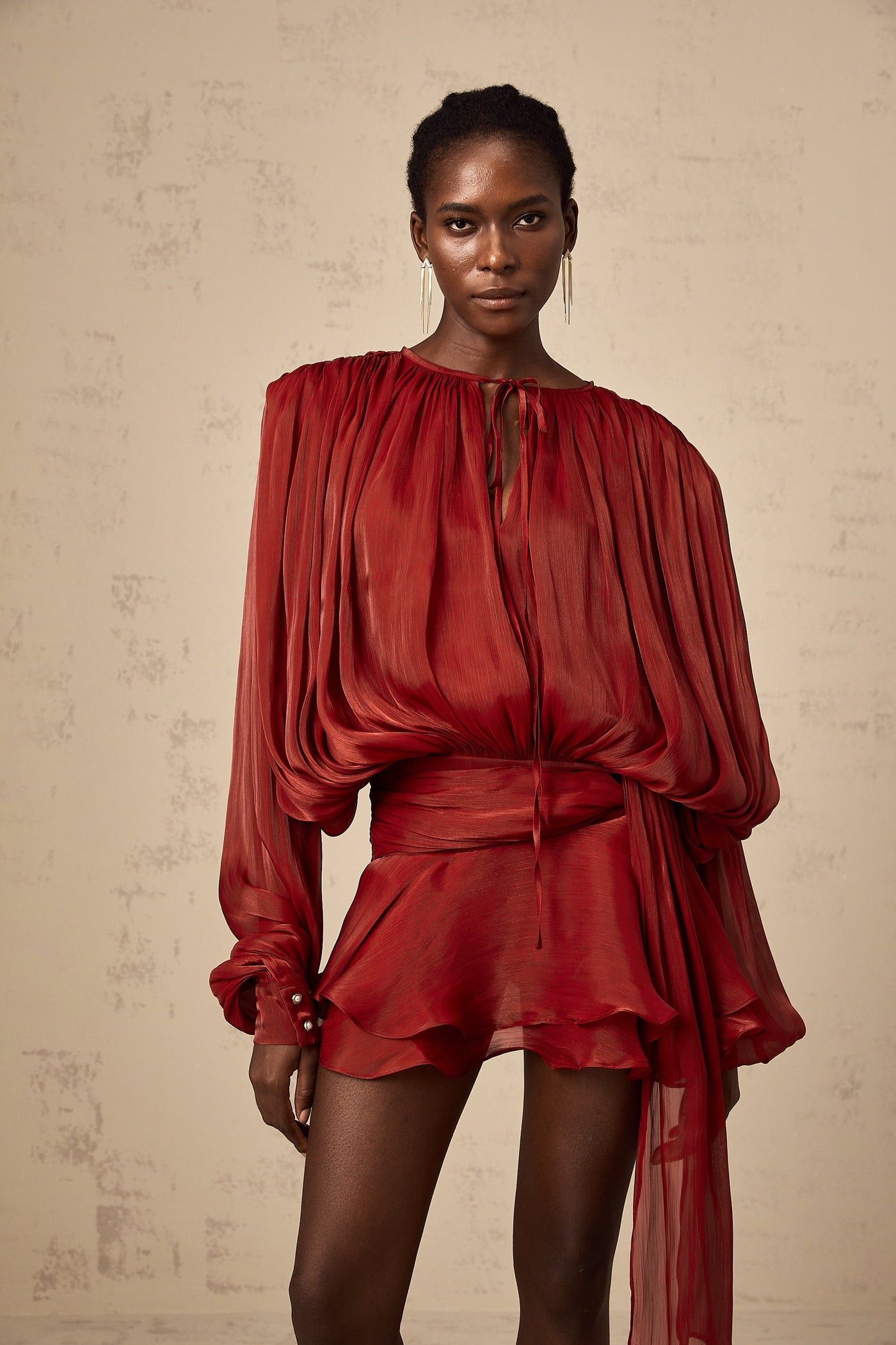 Rotes Mini-Kleid mit Rüschen – Verspielt & Elegant