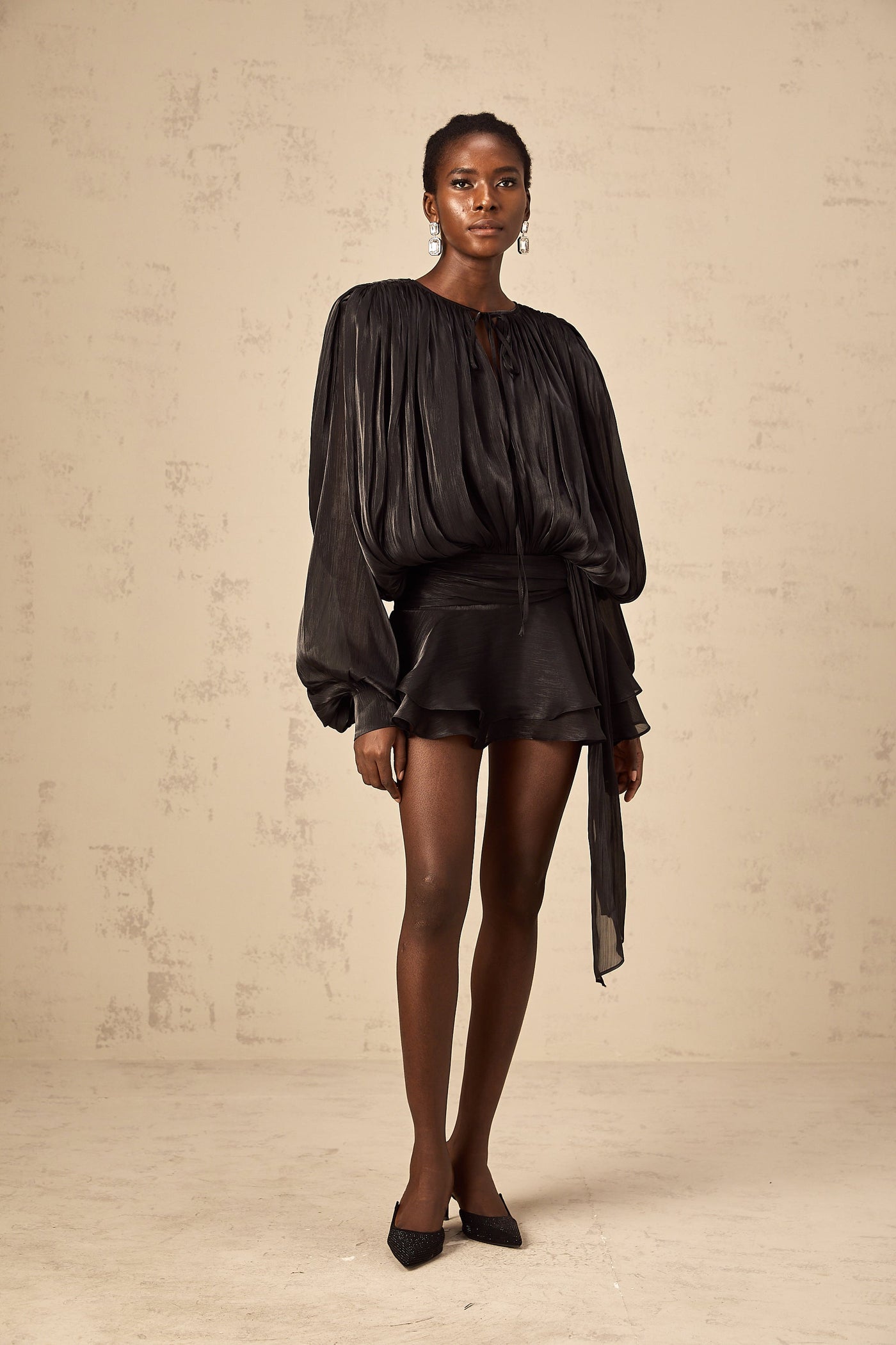 Schwarzes Plissee-Minikleid mit Rüschen – Romantisch & Elegant