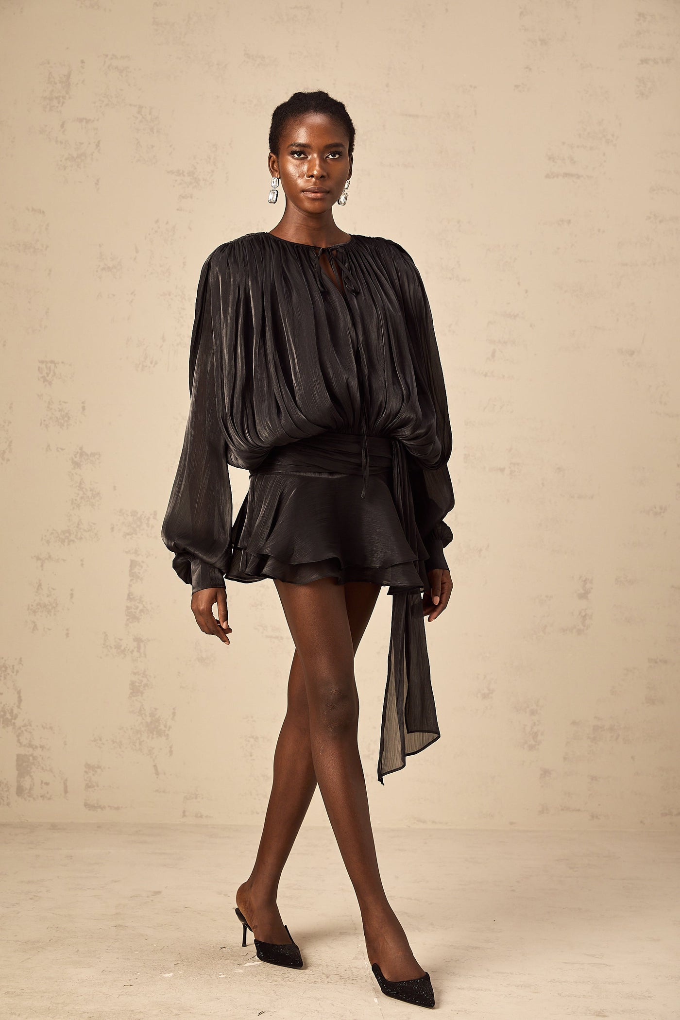 Schwarzes Plissee-Minikleid mit Rüschen – Romantisch & Elegant