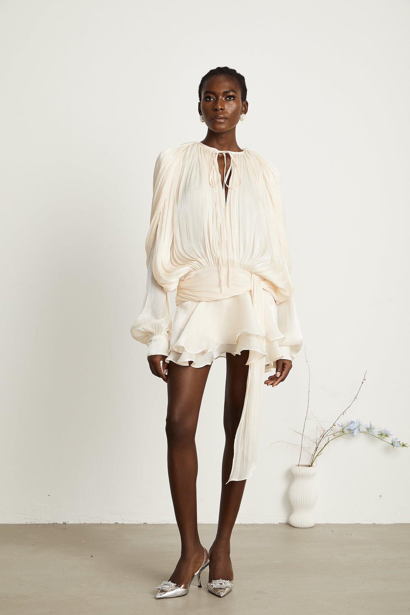 Weißes Maxikleid mit Schleife – Eleganz für besondere Anlässe