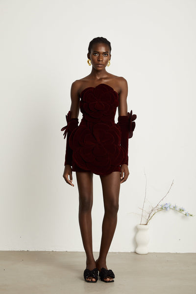 Rotes Minikleid mit Blumenapplikationen – Feminine Eleganz
