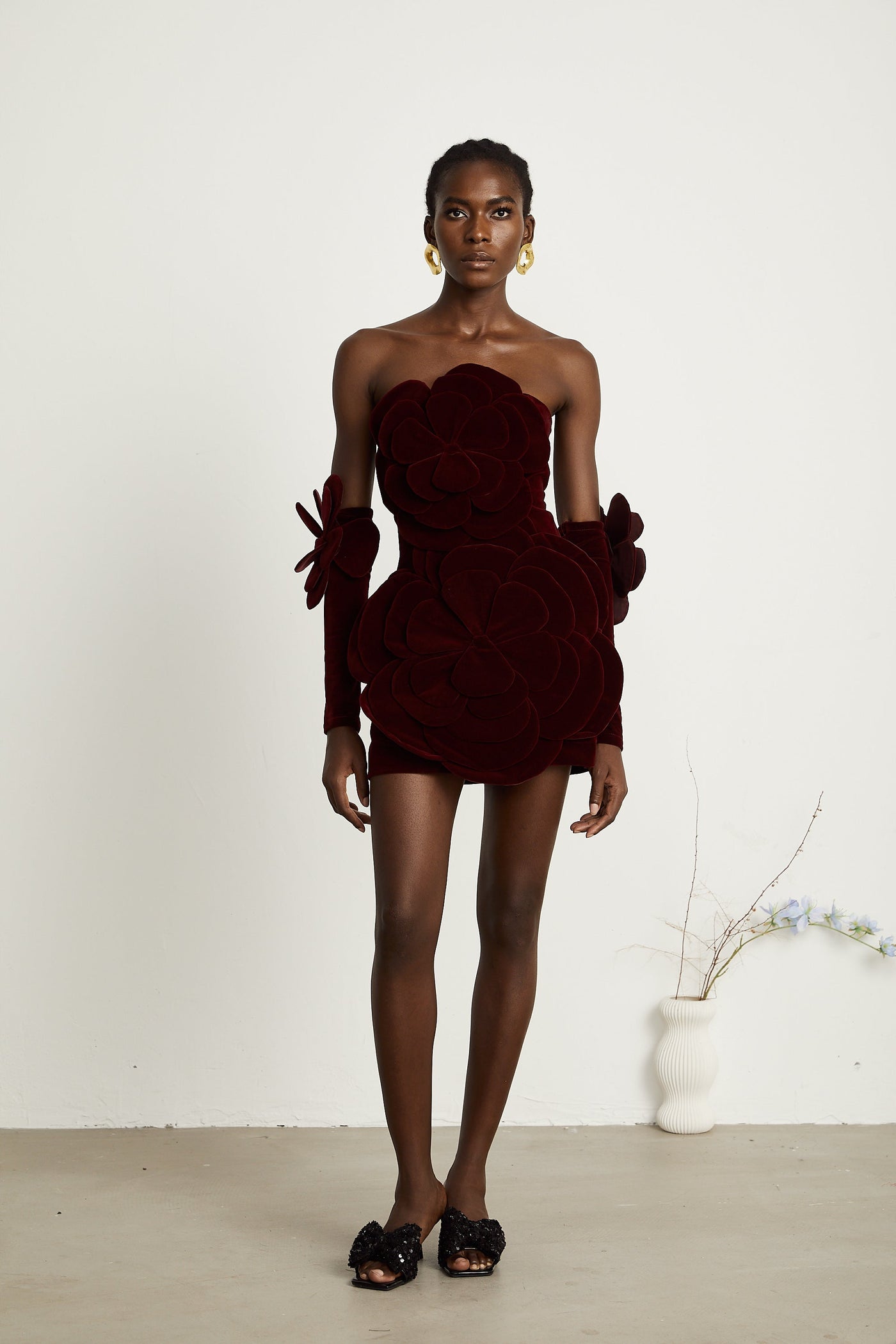 Rotes Minikleid mit Blumenapplikationen – Feminine Eleganz
