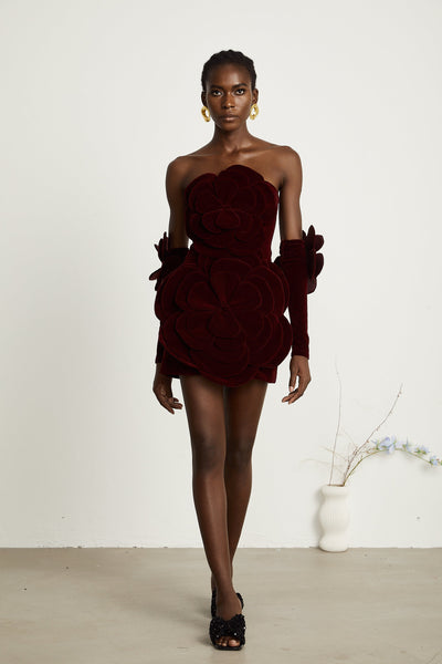 Rotes Minikleid mit Blumenapplikationen – Feminine Eleganz
