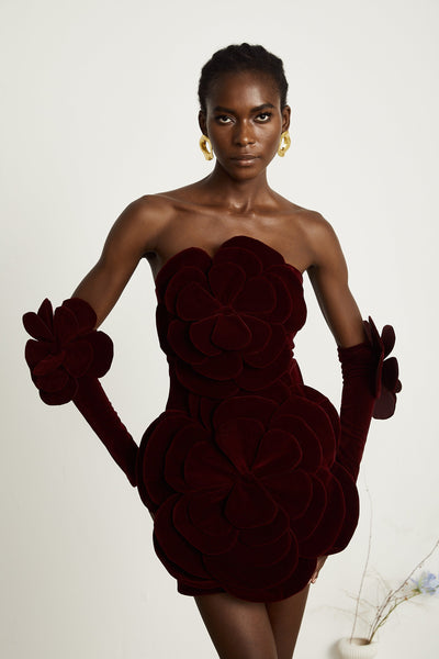 Rotes Minikleid mit Blumenapplikationen – Feminine Eleganz