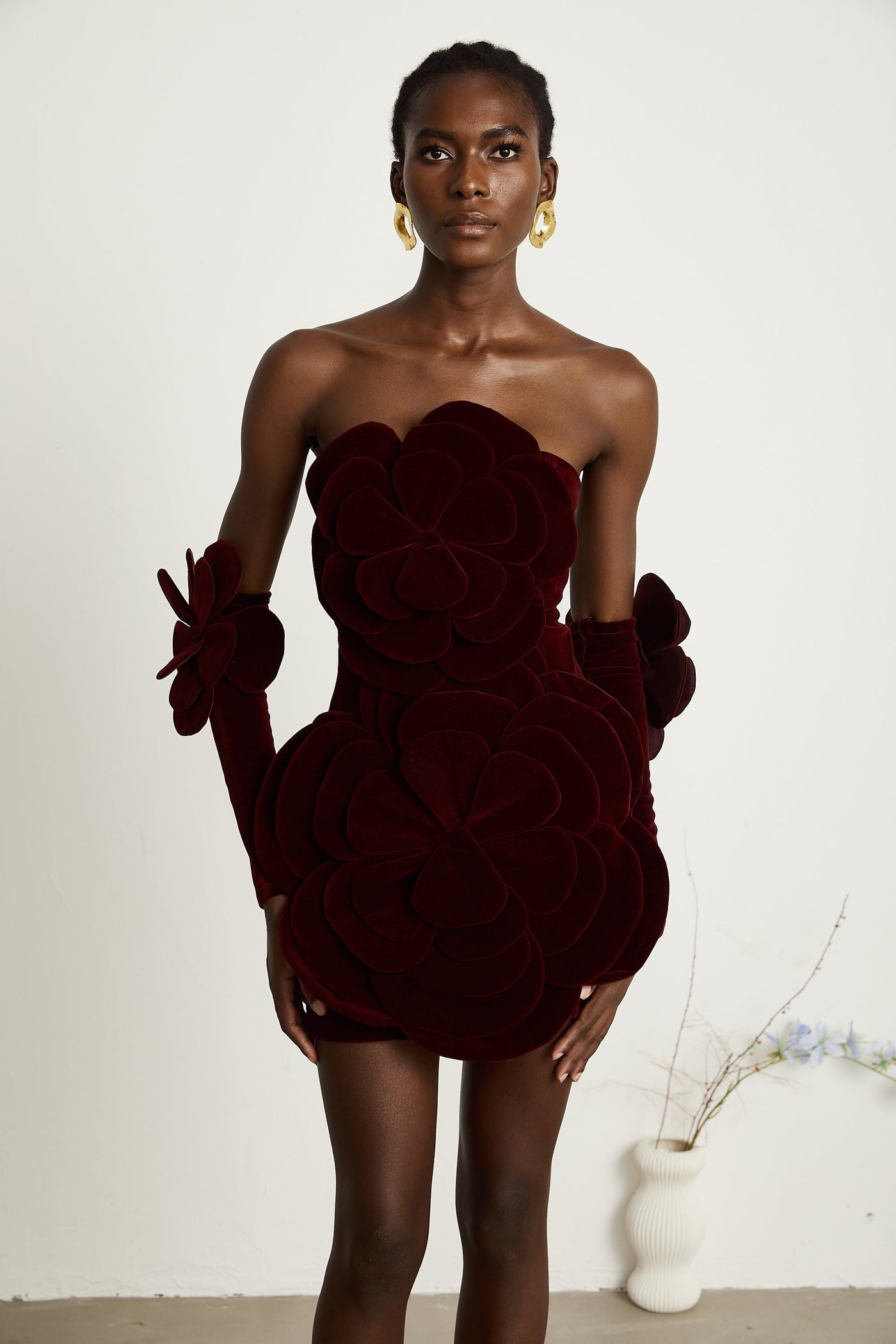 Rotes Minikleid mit Blumenapplikationen – Feminine Eleganz