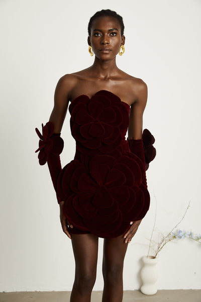 Rotes Minikleid mit Blumenapplikationen – Feminine Eleganz