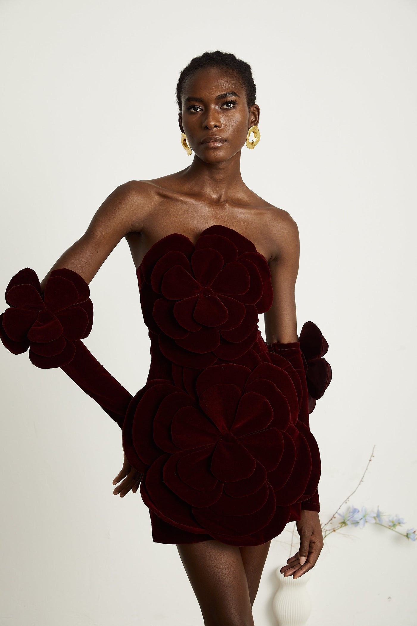 Rotes Minikleid mit Blumenapplikationen – Feminine Eleganz