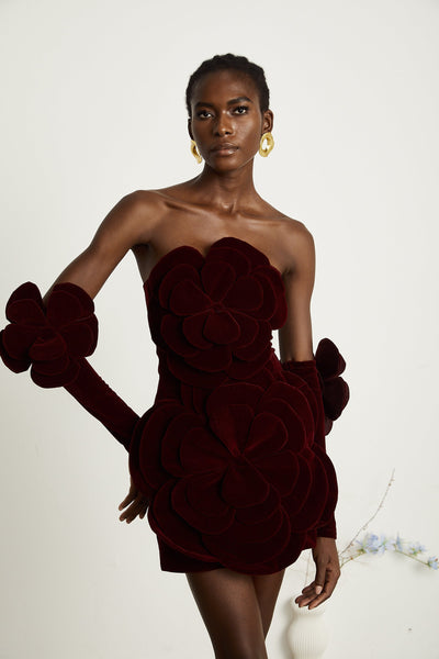 Rotes Minikleid mit Blumenapplikationen – Feminine Eleganz