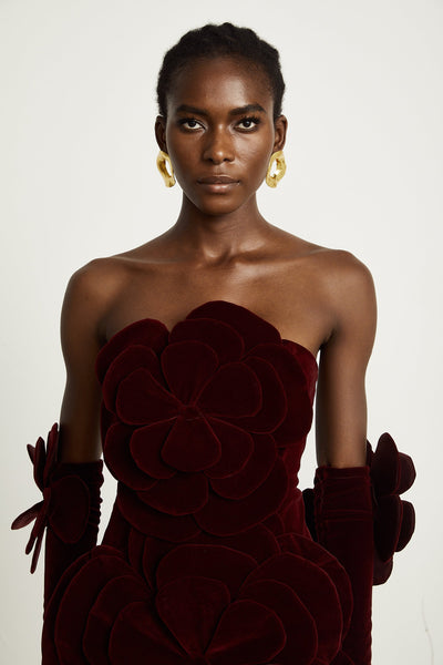 Rotes Minikleid mit Blumenapplikationen – Feminine Eleganz