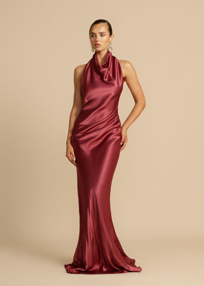 Langes Kleid mit fließendem Schnitt und Trägern