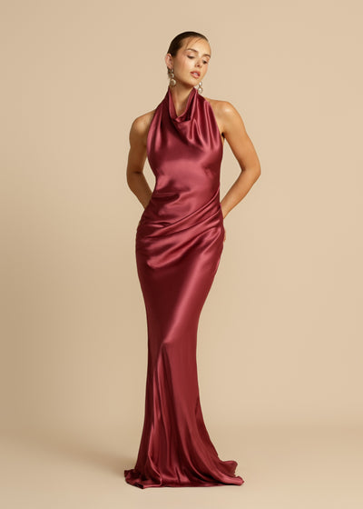 Langes Kleid mit fließendem Schnitt und Trägern