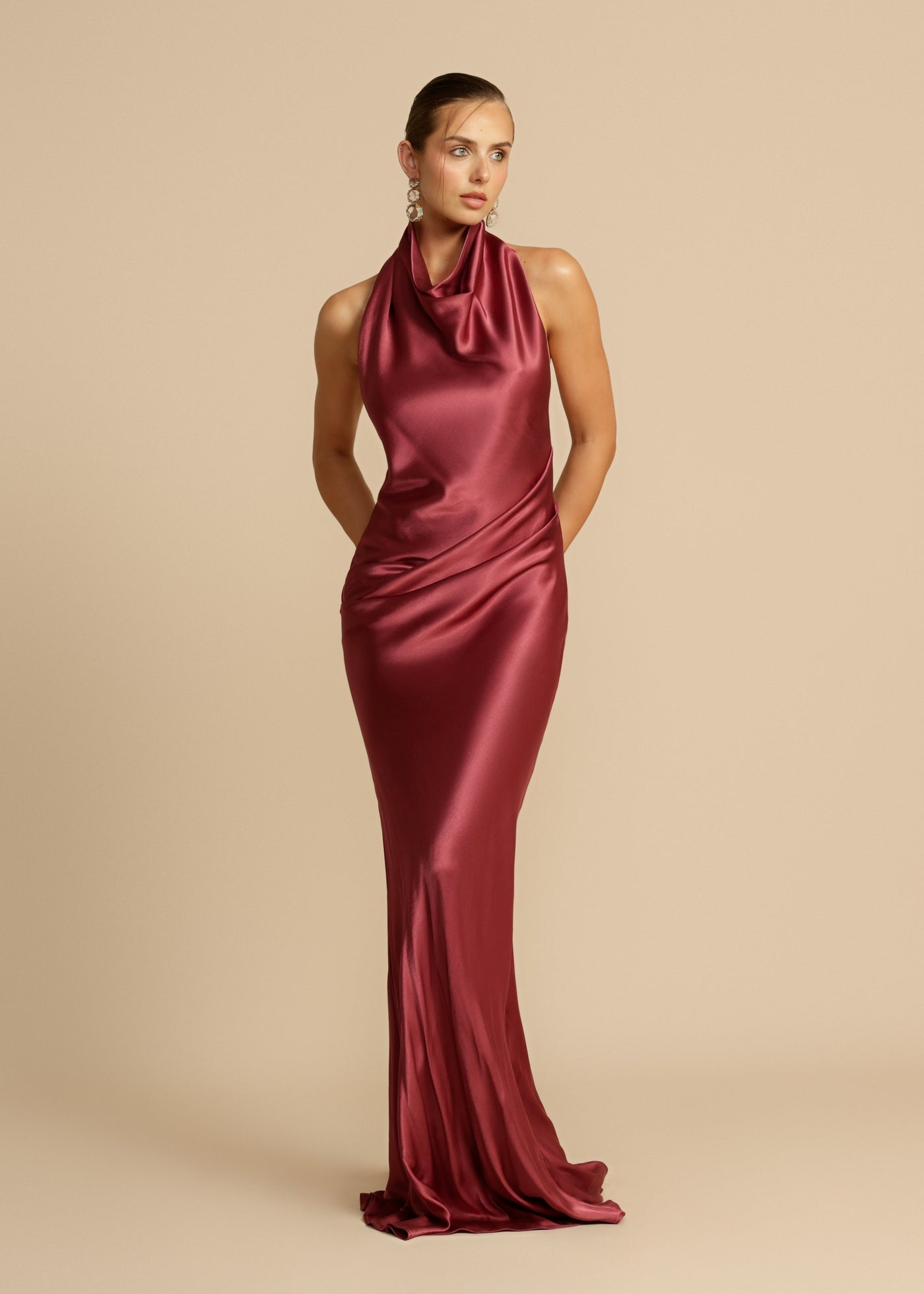 Langes Kleid mit fließendem Schnitt und Trägern