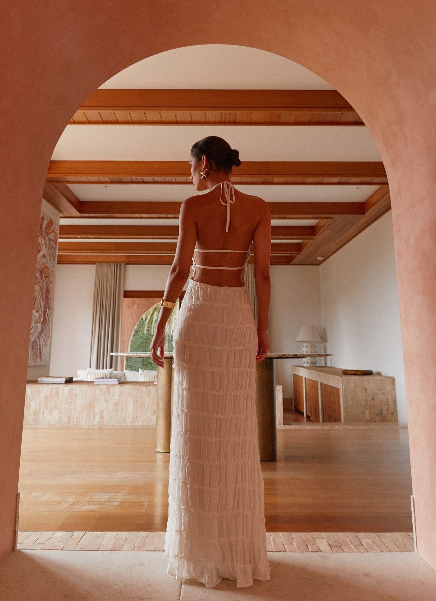 Rückenfreies Maxikleid mit tiefem Ausschnitt
