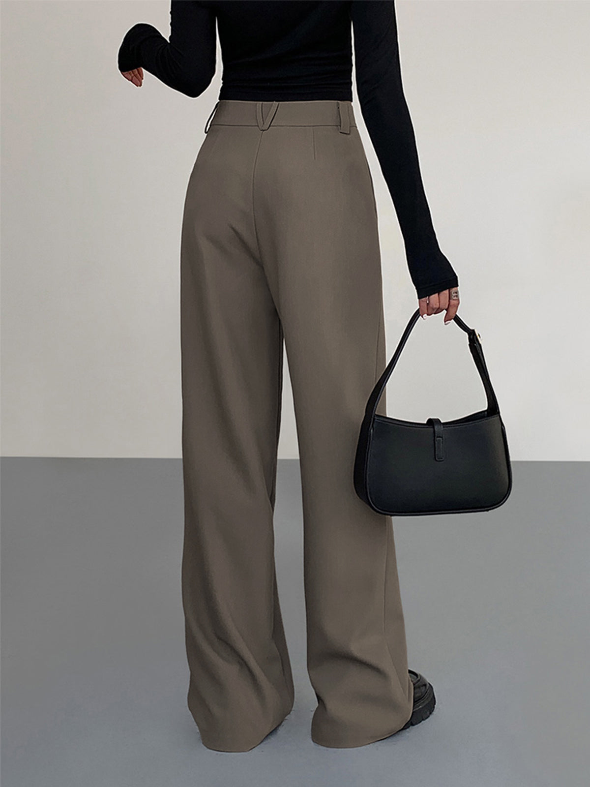 Bundfaltenhose mit elastischem Bund und seitlichen Taschen
