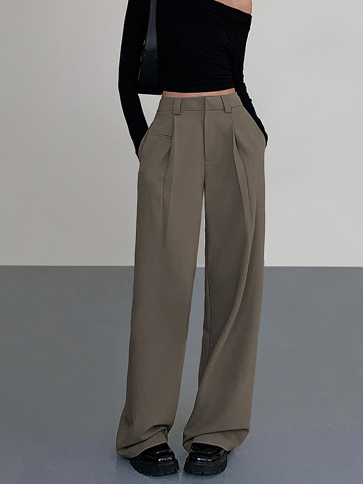 Bundfaltenhose mit elastischem Bund und seitlichen Taschen