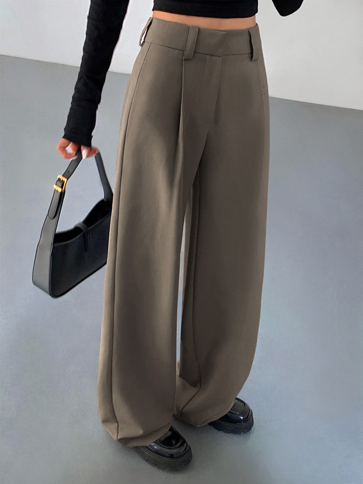 Bundfaltenhose mit elastischem Bund und seitlichen Taschen