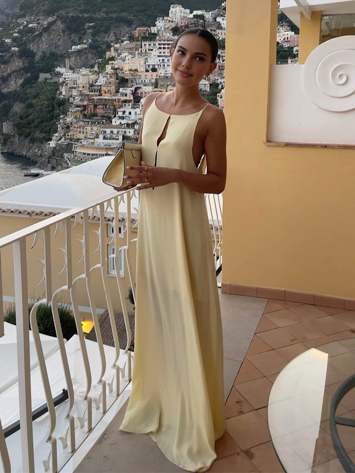 Langes Kleid mit offenem Rücken und Schlüssellochausschnitt