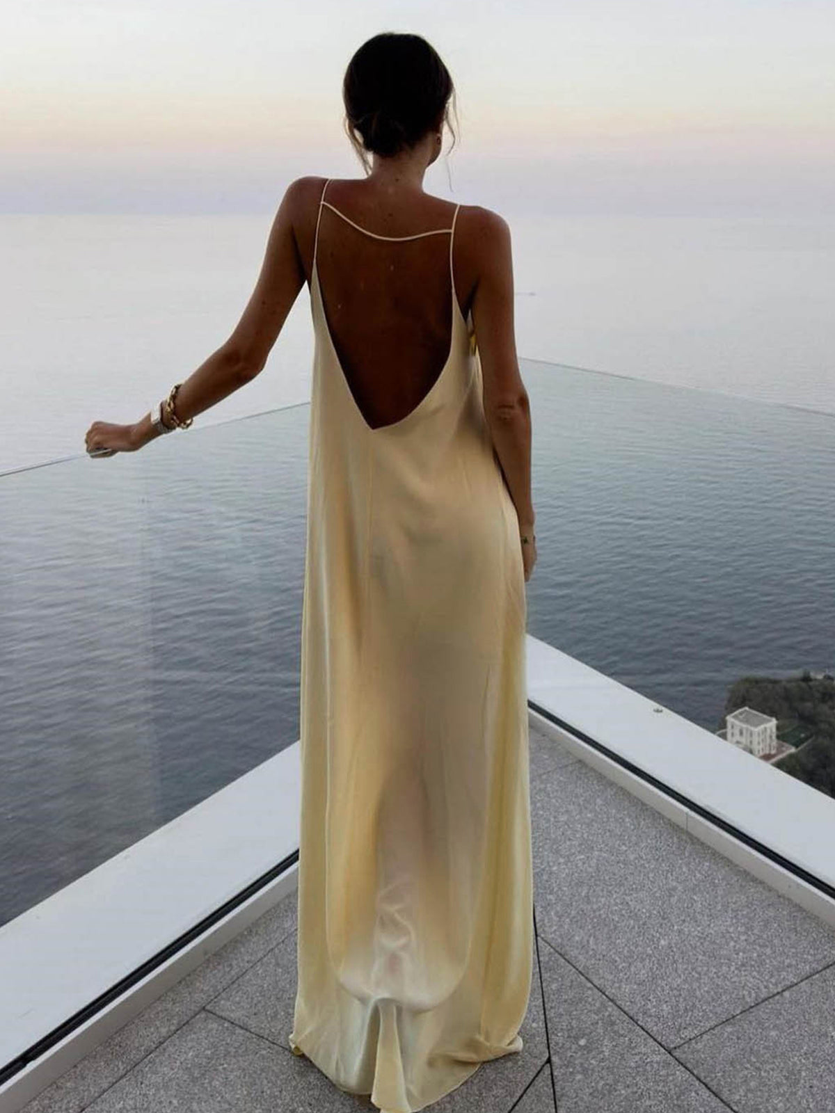 Langes Kleid mit offenem Rücken und Schlüssellochausschnitt