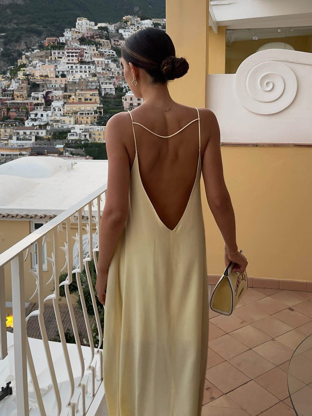 Langes Kleid mit offenem Rücken und Schlüssellochausschnitt