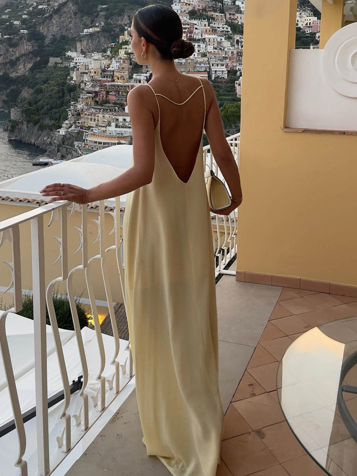 Langes Kleid mit offenem Rücken und Schlüssellochausschnitt