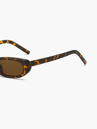 Rechte Sonnenbrille mit eckigem Rahmen und getönten Gläsern