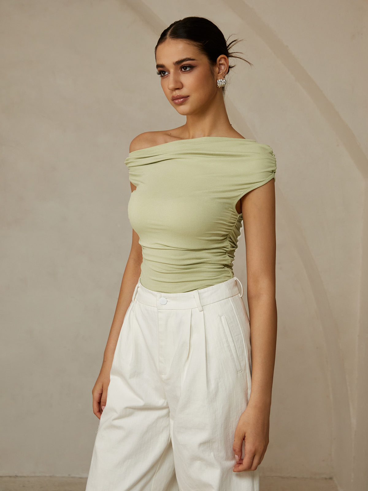Asymmetrisches ärmelloses T-Shirt mit asymmetrischem Halsausschnitt