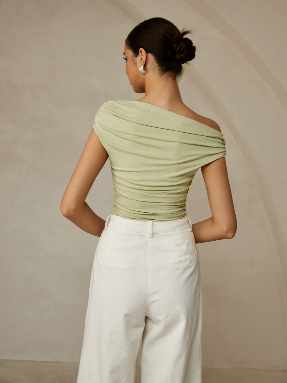 Asymmetrisches ärmelloses T-Shirt mit asymmetrischem Halsausschnitt