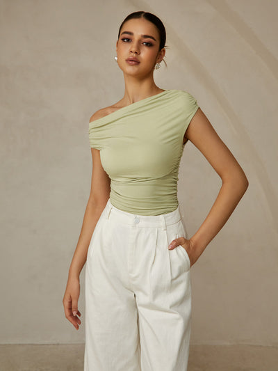 Asymmetrisches ärmelloses T-Shirt mit asymmetrischem Halsausschnitt