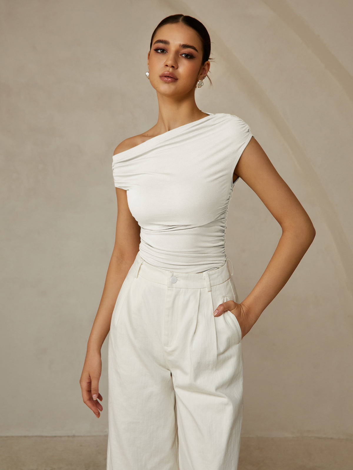 Asymmetrisches ärmelloses T-Shirt mit asymmetrischem Halsausschnitt