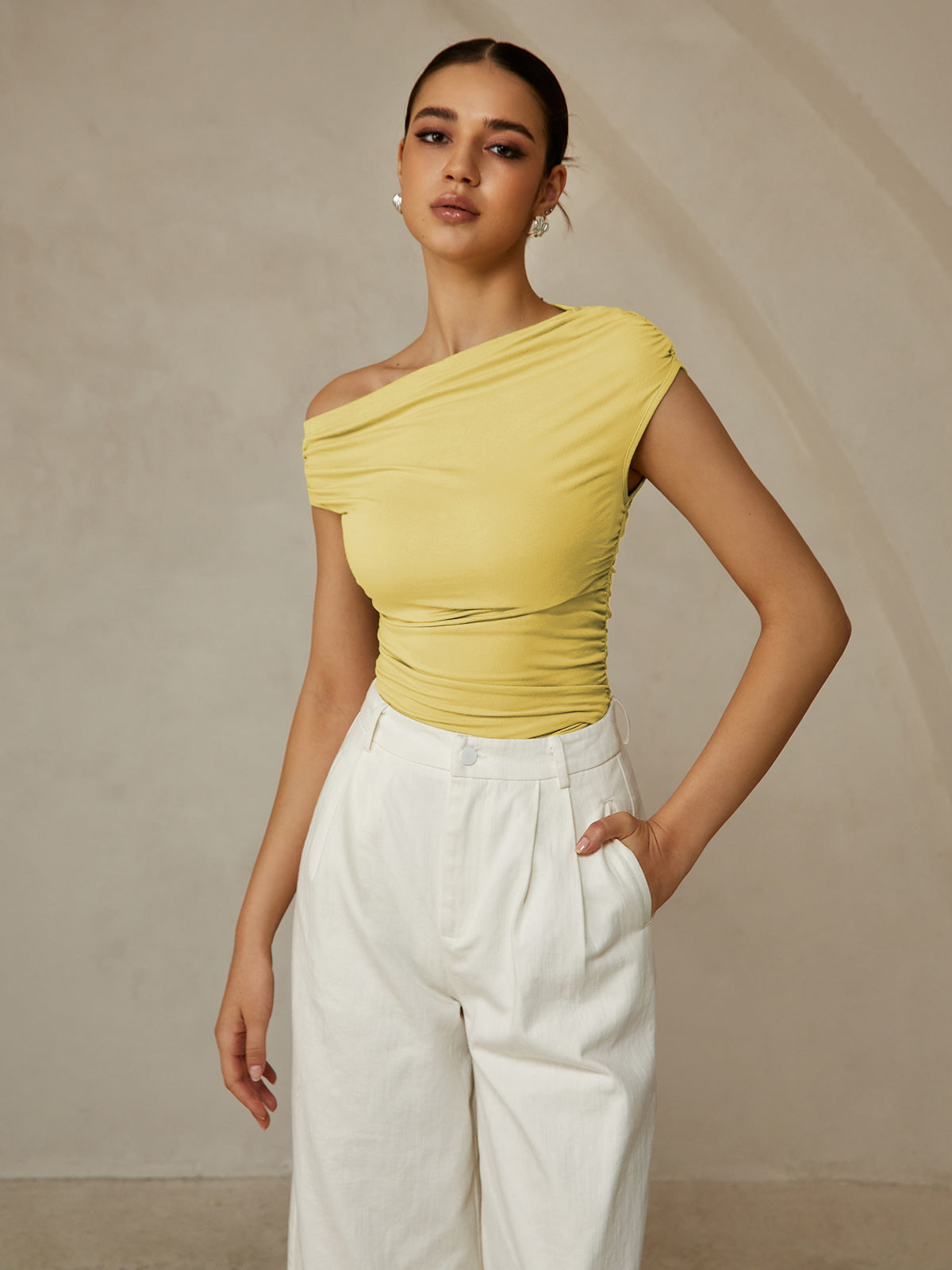 Asymmetrisches ärmelloses T-Shirt mit asymmetrischem Halsausschnitt