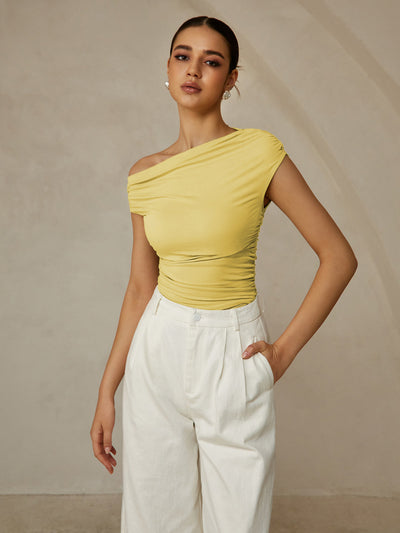 Asymmetrisches ärmelloses T-Shirt mit asymmetrischem Halsausschnitt