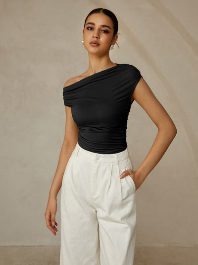 Asymmetrisches ärmelloses T-Shirt mit asymmetrischem Halsausschnitt