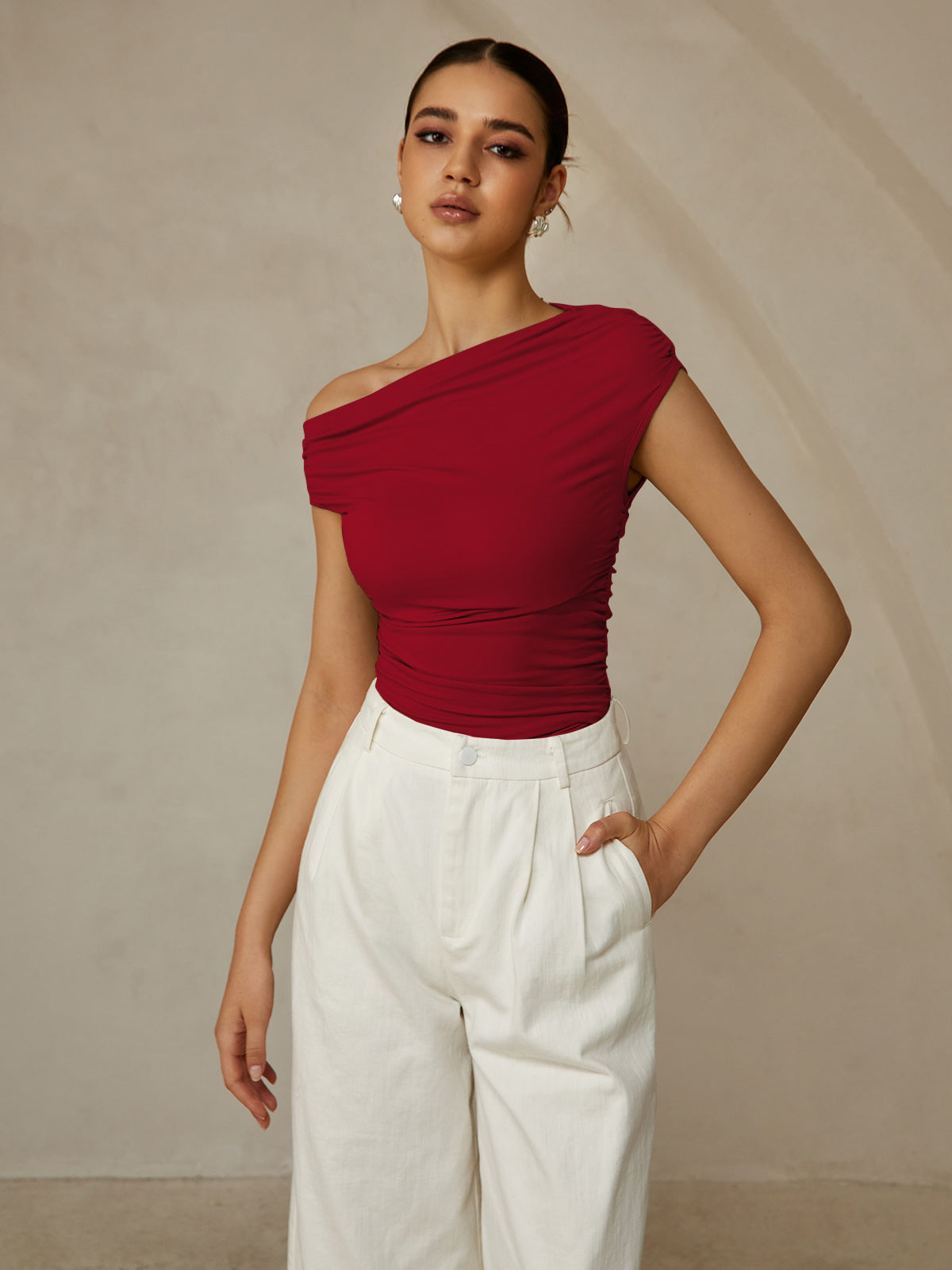 Asymmetrisches ärmelloses T-Shirt mit asymmetrischem Halsausschnitt