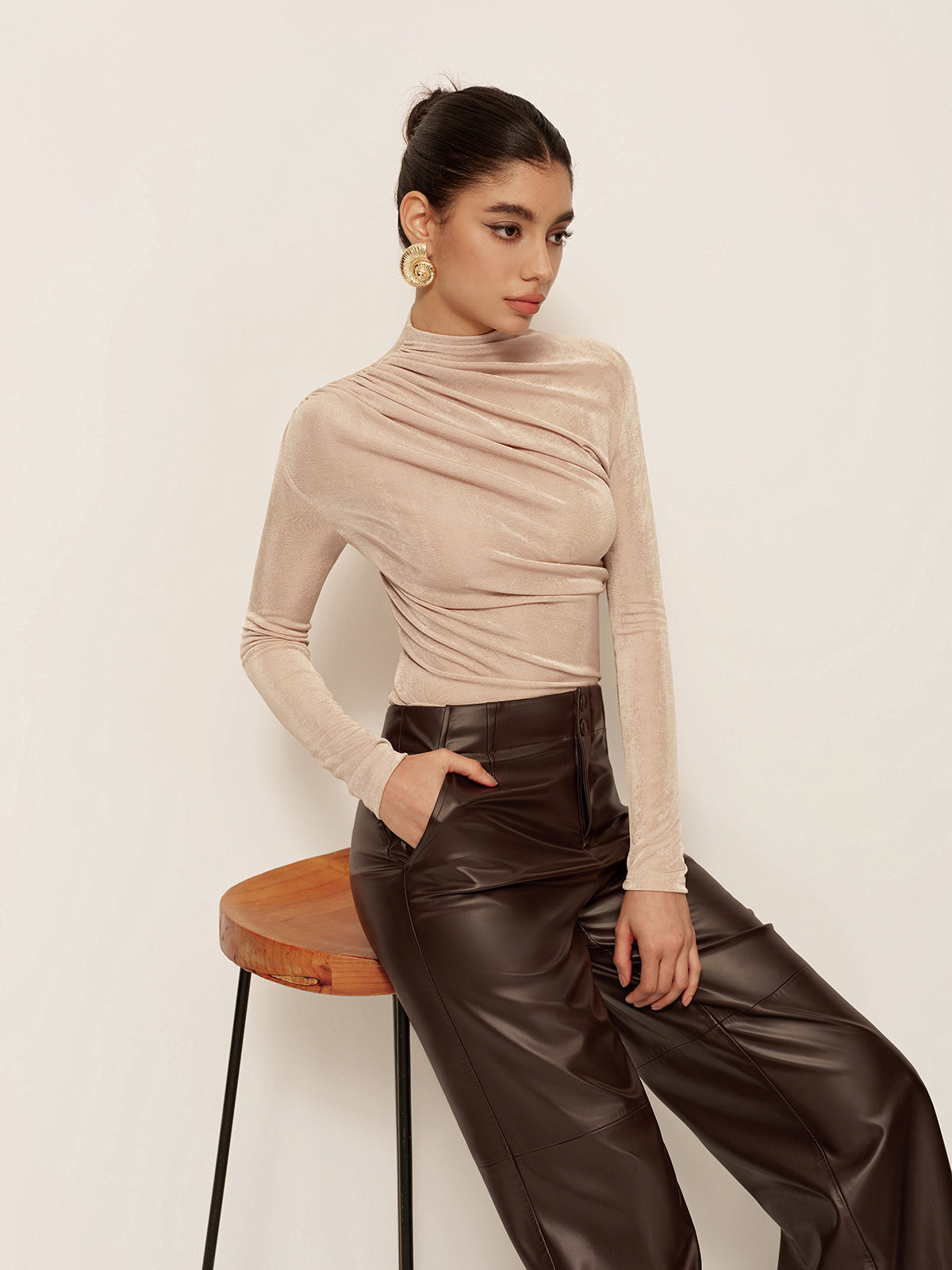 ZURIA | Vielseitiges, gerafftes Slim-T-Shirt