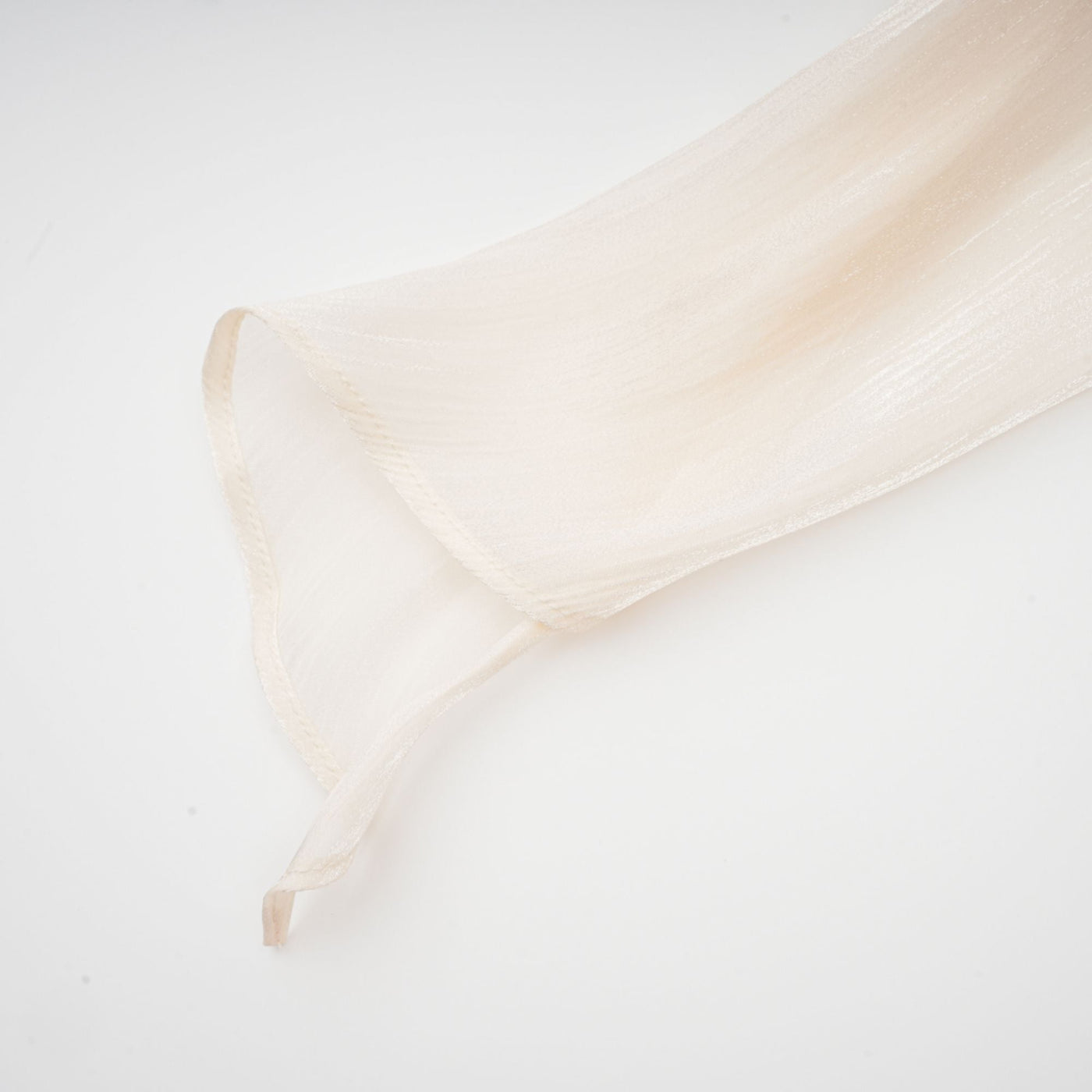 Weißes Maxikleid mit Schleife – Eleganz für besondere Anlässe