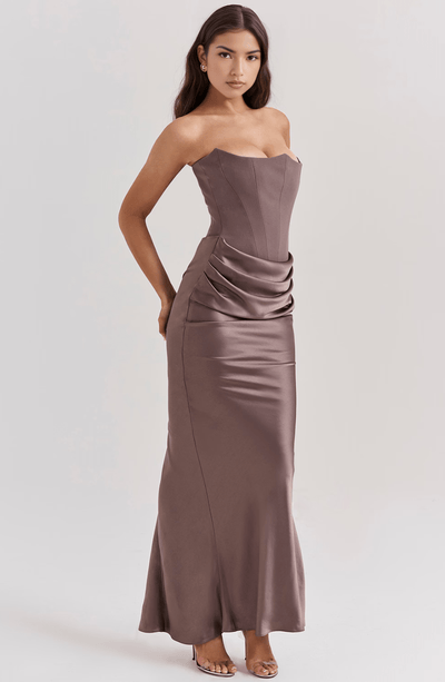 Langes trägerloses Abendkleid mit Drapierung – Eleganz in Schwarz