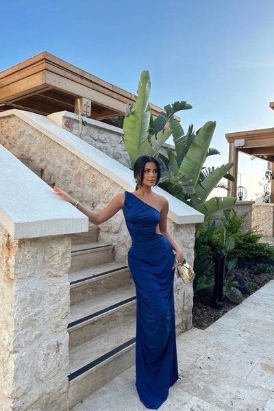 ZURIA │ Elegantes trägerloses Kleid mit Kette