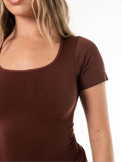 ZURIA │ bequemer Body mit quadratischem Ausschnitt