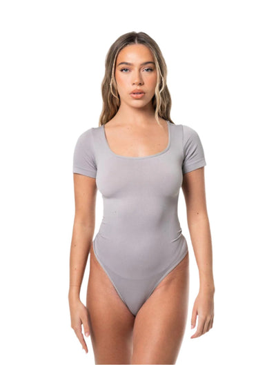 ZURIA │ bequemer Body mit quadratischem Ausschnitt