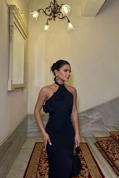 Elegantes Abendkleid mit Halterneck und Blumen-Detail – Zeitlose Eleganz
