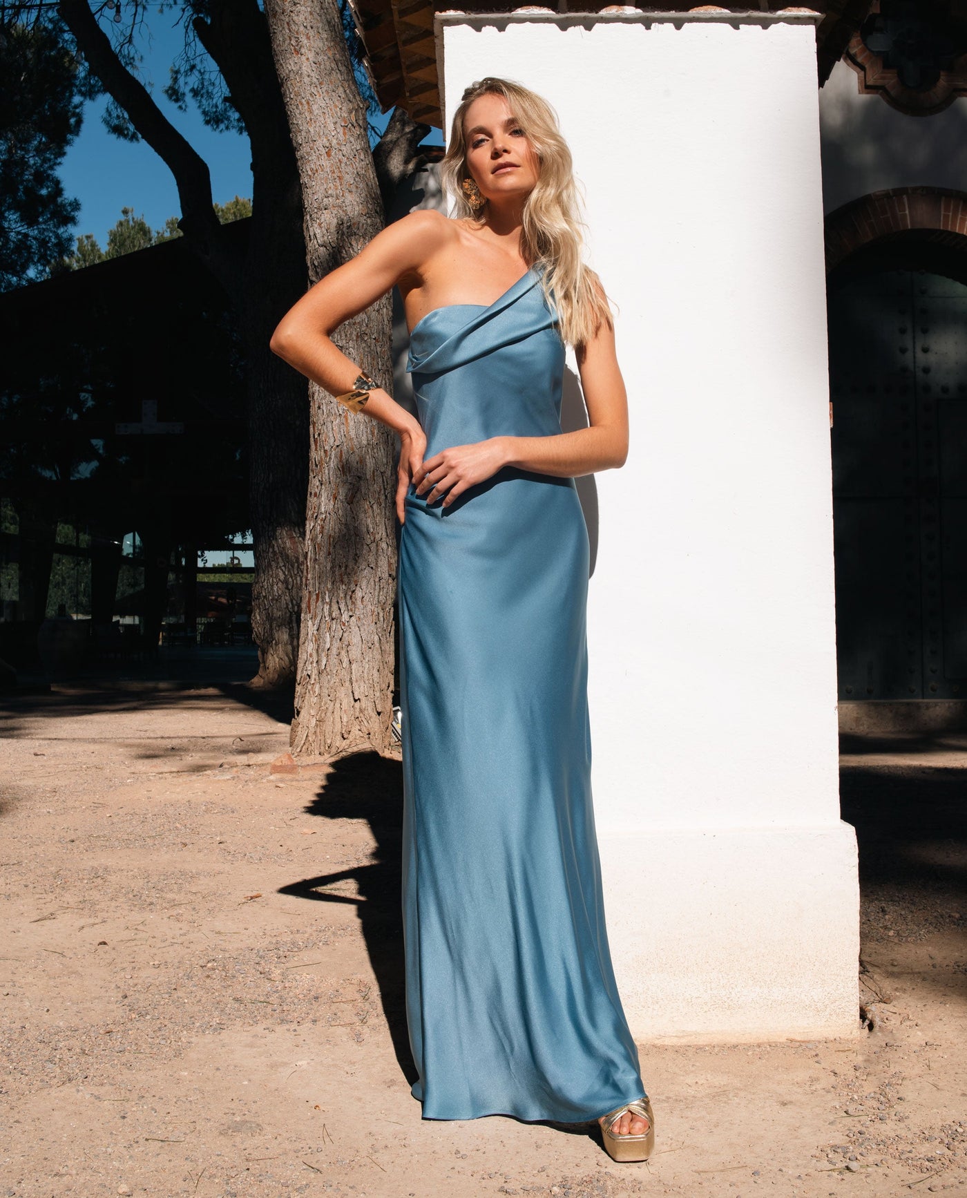 Ärmelloses Midikleid mit seitlichem Schlitz