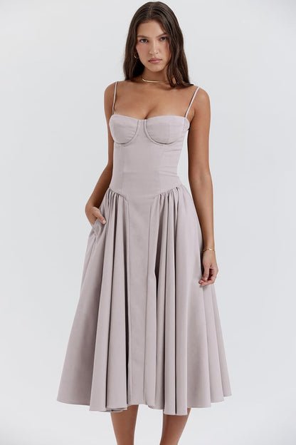 Ärmelloses Midikleid mit Rundhalsausschnitt und taillierter Passform