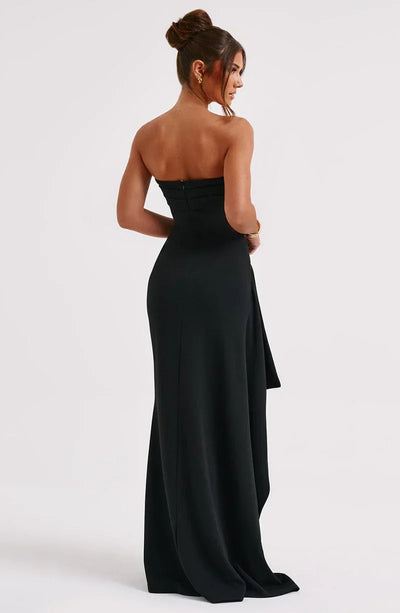 Schulterfreies Maxikleid mit gedrehtem Ausschnitt