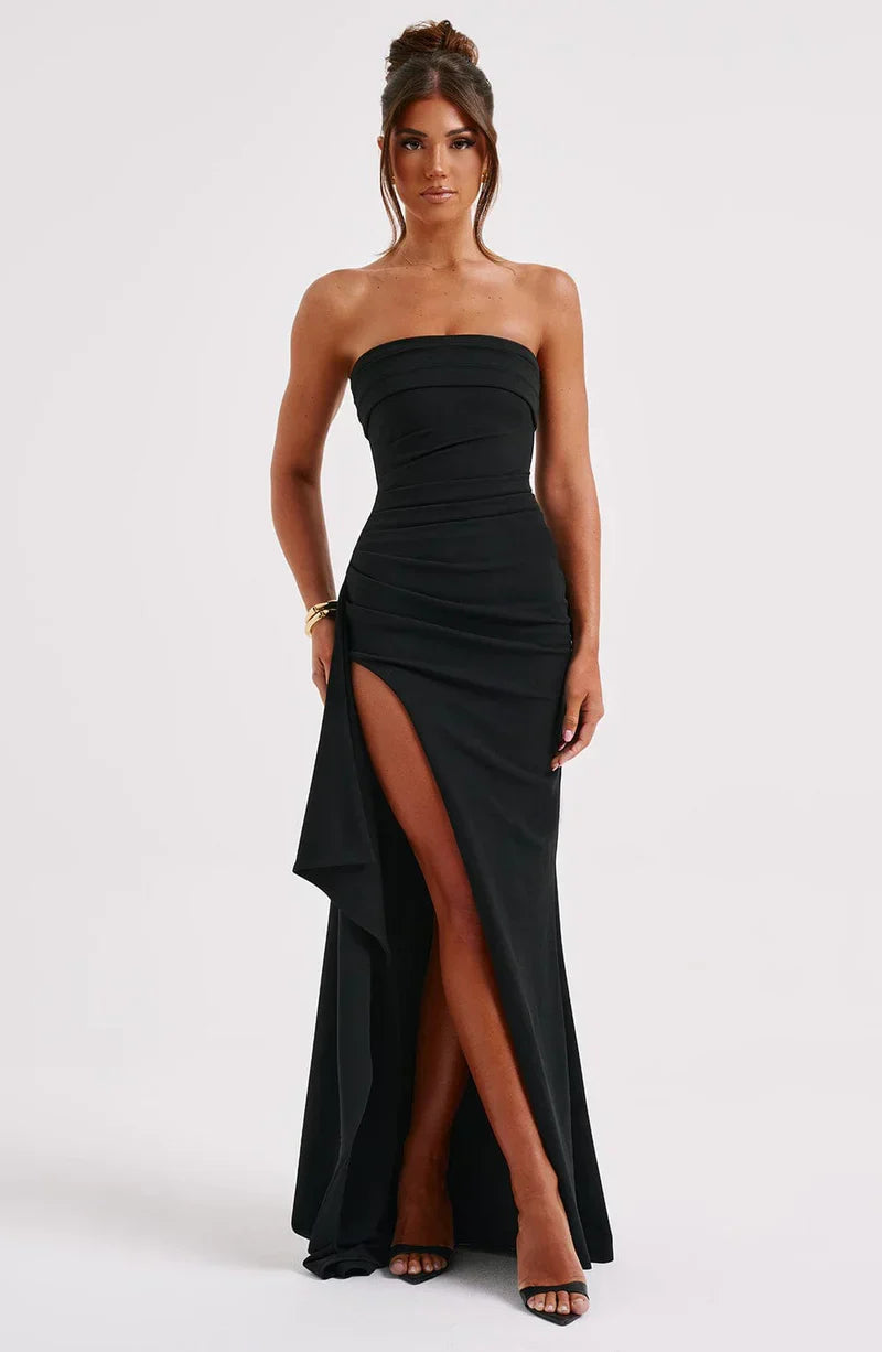 Schulterfreies Maxikleid mit gedrehtem Ausschnitt